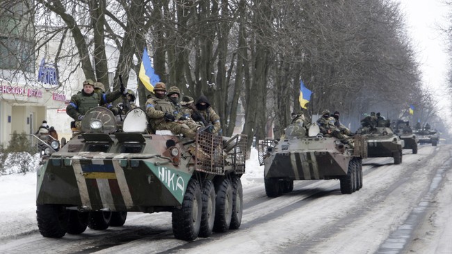 Konflik Ukraina masih berkecamuk, perundingan damai gagal dan kini AS sedang menimbang untuk memberikan dukungan senjata dan peralatan perang pasukan Ukraina.