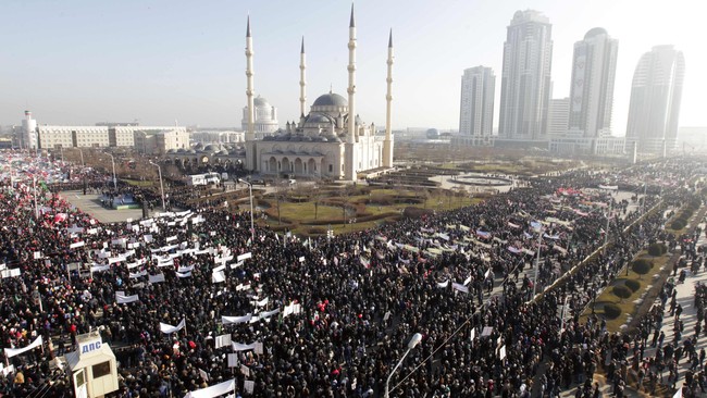 Puluhan ribu warga Chechnya turun ke jalan untuk memprotes edisi terbaru Charlie Hebdo yang memuat kartun Nabi Muhammad.