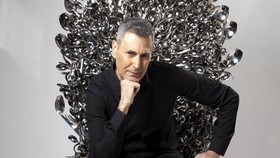 Ilusionis Uri Geller Buat Tiruan Singgasana 'Game of Thrones'