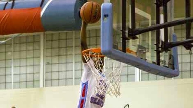 Pebasket berusia muda, Hafid Yassin menuai pujian karena aksi loncatan dunk-nya ternyata mampu melewati tinggi ring basket.