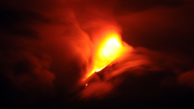 Gunung Soputan yang terletak di Sulawesi Utara meletus pada pukul 20.53 WITA. Gunung ini kini berstatus siaga.