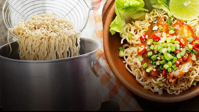 Mi instan adalah salah satu makanan yang banyak disukai masyarakat. Selain rasanya yang gurih, mi instan disukai karena cara membuatnya yang praktis.