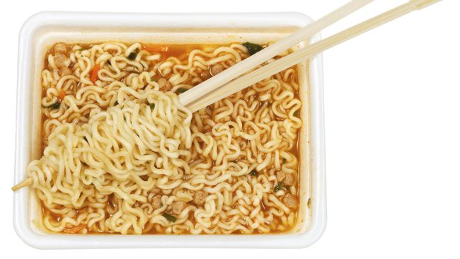 Salah satu negara yang paling terkenal dengan mi instannya adalah Jepang. Di Negari Matahari Terbit ini, mi instan dikenal juga dengan ramen instan.