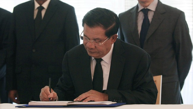 Perdana Menteri Kamboja Hun Sen mengancam memenjarakan tujuh anggota parlemen oposisi setelah kubu oposisi mengancam akan keluar dari parlemen negara itu.