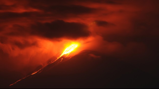 Luncuran awan panas teramati hingga 2.000 meter ke Timur serta terdengar suara gemuruh dan asap tebal keabu-abuan setinggi 2.500 meter ke arah Barat.