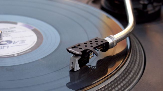Ada sederet sensasi yang dirasakan anak muda zaman dulu ketika rekaman musik konvensional, seperti kaset, masih menjadi patokan kesuksesan seorang artis.
