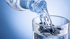 5 Cara Supaya Anak Suka Minum Air Putih