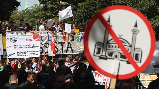 Partai politik nasionalis Inggris meluncurkan kampanye anti-Islam untuk mencegah penerapan hukum Syariah dengan mengirimkan tim aktivis "patroli Kristen".