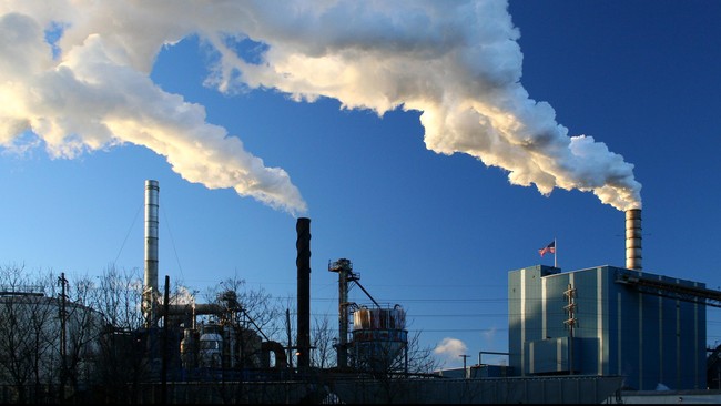 Emisi karbon global dari bahan bakar fosil mencapai rekor tertinggi pada tahun 2023. Simak faktanya.