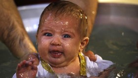 Swaddle Bathing, Cara Ampuh Tenangkan Bayi Rewel Saat Mandi