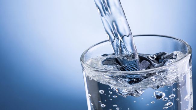 Konsumsi cairan atau air minum tidak menyebabkan berat badan naik, tapi teradang ada beberapa kondisi air bisa membuat tubuh seolah bertambah berat.