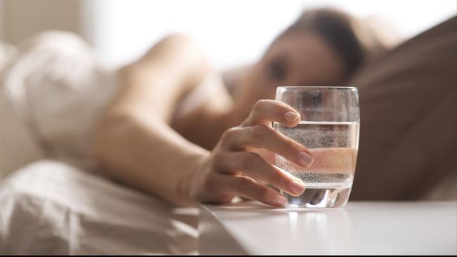 Minum setelah bangun tidur sangat dianjurkan karena bagus untuk kesehatan. Namun, hanya dianjurkan untuk minum satu sampai dua gelas air putih saja.