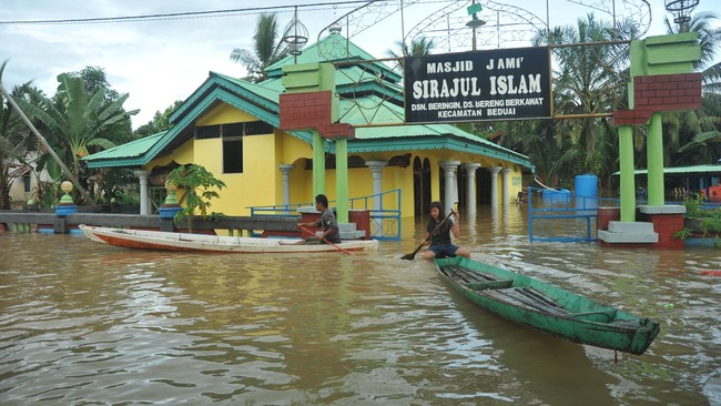 PLN menyatakan telah berhasil memulihkan 60 persen gardu listrik terdampak banjir di wilayah Kalimantan Barat. Karena upaya itu listrik ke 17.363 sudah pulih.
