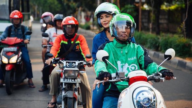Jasa ojek sepeda motor dipercaya telah menjadi transportasi andalan menerobos macet, ditambah lagi kini jasa tersebut bisa dipesan lewat aplikasi.