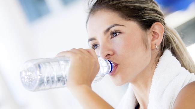 Segelas air bersoda dengan gelas yang 'berkeringat' memang menggoda. Tapi kamu tetap harus minum air putih.