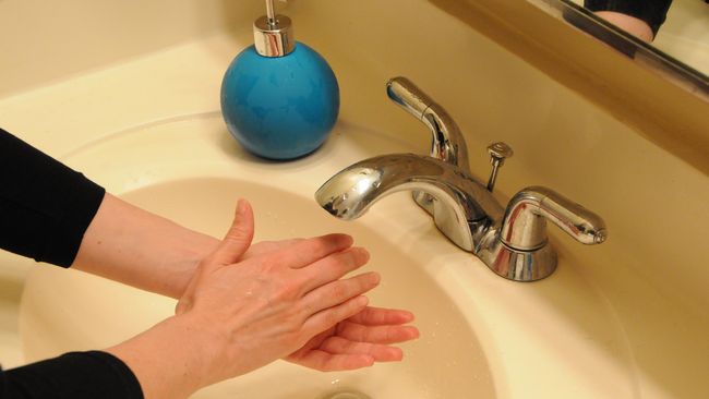 Cuci tangan untuk mencegah pilek bisa dilakukan menggunakan sabun dan air atau pembersih tangan yang berbahan dasar alkohol yang digunakan tanpa air.
