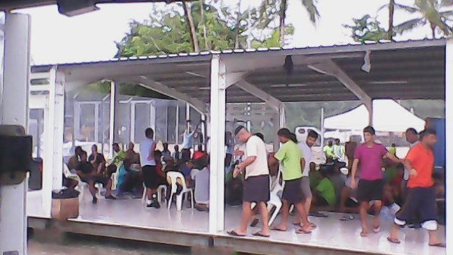 Australia mengaku tengah mencari negara lain untuk menampung pengungsi. Saat ini ratusan pengungsi ditahan di pulau Manus dan Nauru.