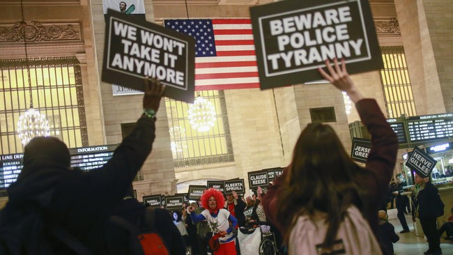 Aksi unjuk rasa menentang brutalitas polisi mewarnai peringatan hari Martin Luther King Jr di Amerika Serikat dan puluhan ditangkap karena ganggu lalu lintas.