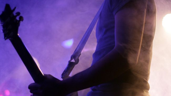 Bartje van Houten Tiada, D'Lloyd Tak Bersisa Bartje van Houten yang menjadi personel terakhir band legendaris D'Lloyd, meninggal dunia pada Jumat (5/5) siang di Bogor.