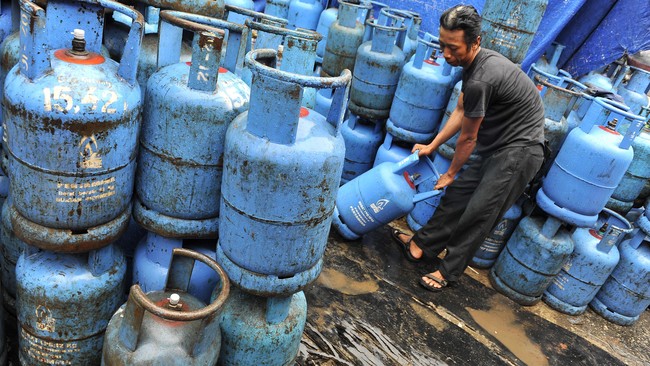 Penjualan elpiji tabung 12 kg Pertamina merosot 24 persen, sementara penjualan elpiji 3 kg hanya naik 2 persen.