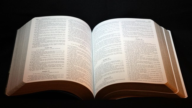 Pemerintah Uganda memberlakukan pajak atas kitab suci seperti Al Quran dan Alkitab.