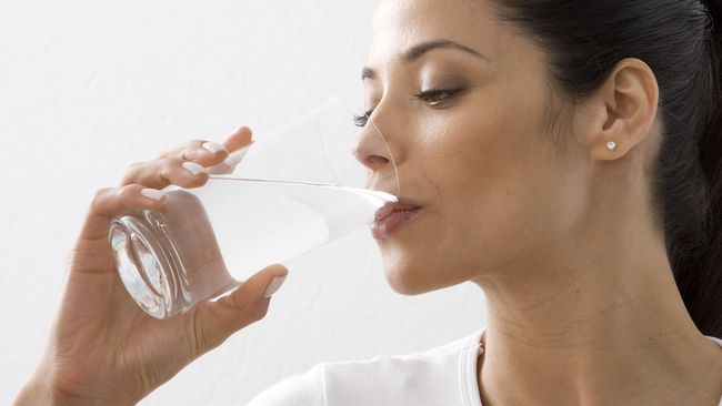 Minum Air Putih Terbukti Bisa Turunkan Berat Badan