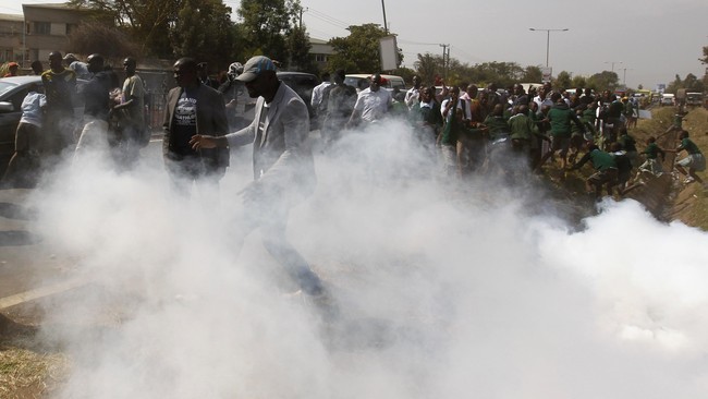 Polisi di Nairobi, Kenya, menuai kecaman setelah membubarkan demonstrasi siswa SD dengan menembakkan gas air mata. 