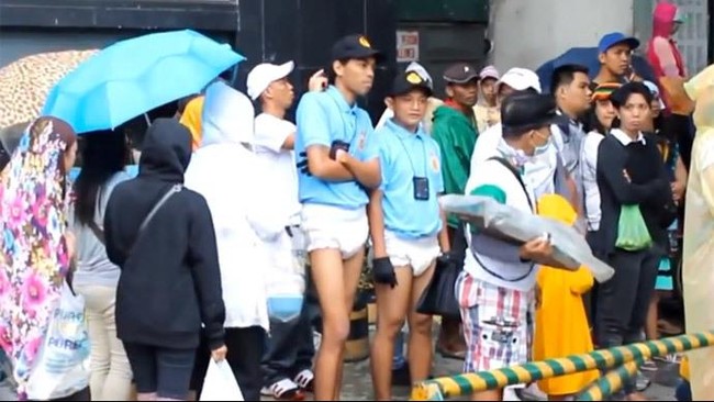 Kebutuhan akan pengamanan eskstra selama 24 jam dan kurangnya toilet berjalan di Filipina membat polisi harus memakai popok dewasa untuk bertugas.
