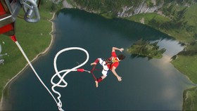 Lompat Bungee Telanjang, Turis Tiongkok Hebohkan Thailand