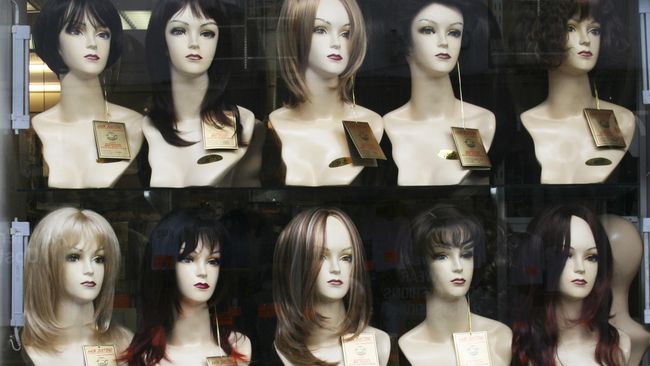 Seorang ibu mencukur rambutnya agar bisa dijadikan wig atau rambut palsu untuk putrinya yang menderita penyakit alopecia.