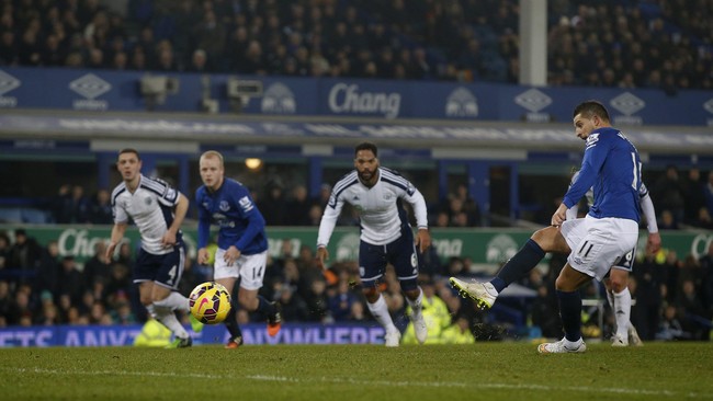 Eksekutor penalti Everton sebenarnya Leighton Baines. Namun, Mirallas terlihat memaksa Baines untuk memberinya kesempatan menjadi eksekutor penalti.