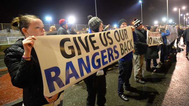Glasgow Rangers pernah menjadi klub terbaik di tingkat Eropa, namun kini hanya bisa menyaksikan kerajaannya perlahan runtuh dari divisi dua Liga Skotlandia.