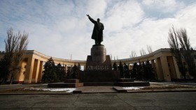 Patung Lenin di Moskow Terpenggal secara Misterius