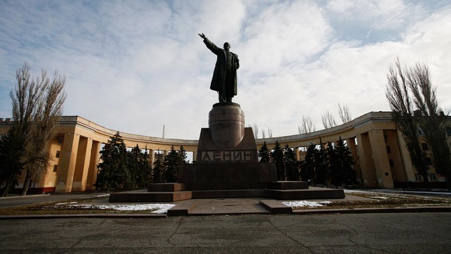 Patung Vladimir Lenin, pemimpin Uni Soviet yang telah berdiri tegak sejak beberapa dekade di taman jalan Klimashkina, Moskow, ditemukan roboh di tanah.
