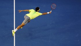 Federer Susah Payah Kalahkan Petenis Italia