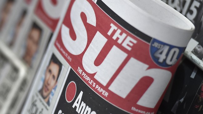 Tabloid Inggris, The Sun kembali menghadirkan rubrik foto model bertelanjang dada di halaman tiga, pada Kamis (22/1), yang sebelumnya dihapus.