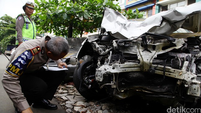 Polisi menyebut kurangnya pengendalian diri tersangka yang hanya berdasarkan perasaannya saja menjadi penyebab kecelakaan.
