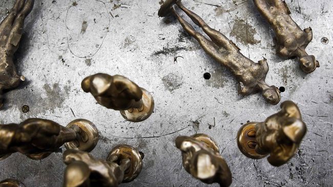 Piala The Actor berupa patung pria telanjang yang memegang dua topeng. Satu topeng komedi satu lagi topeng tragedi.