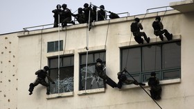 Tim Swat Gerebek Rumah Gamer yang Bermain Clash of Clan