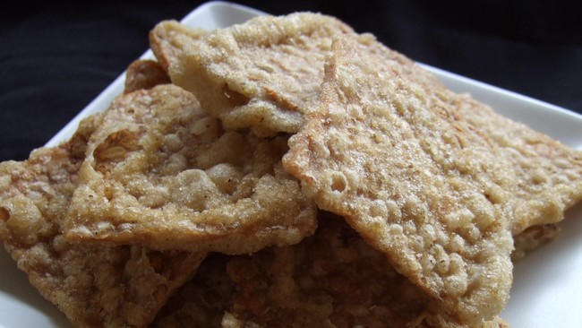 Sejumlah tukang gorengan di Jakarta Selatan tak menjual tahu dan tempe karena perajin mogok produksi.