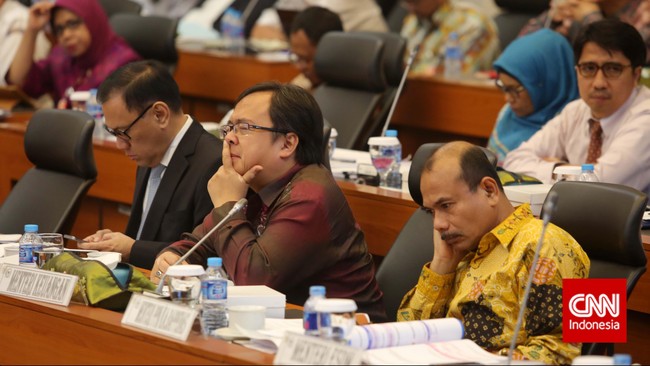 Pemerintah menilai hal itu karena kondisi perekonomian global yang masih melemah serta kondisi negara mitra dagang Indonesia yang melesu.