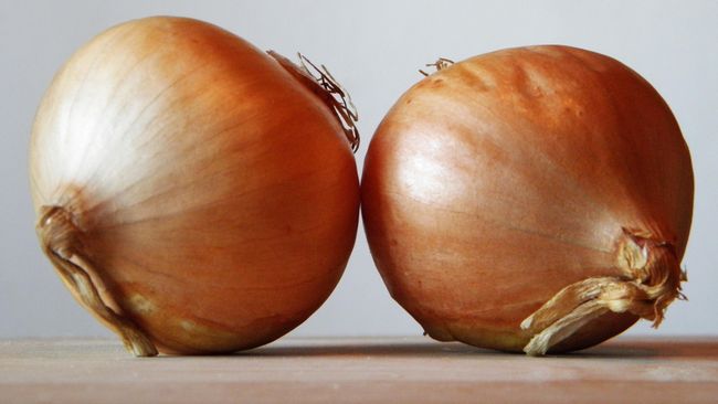 Bawang bombay bukan cuma untuk masakan. Akan tetapi, ada manfaat bawang bombay untuk rambut rontok.