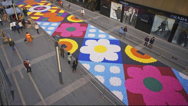 Melihat karpet warna-warni memang bukan hal yang aneh. Tapi apa jadinya bila karpet tersebut terbuat dari ratusan permen warna-warni.