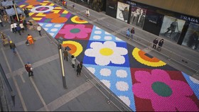 'Karpet' Raksasa Unik, Terbuat dari Permen Warna-warni
