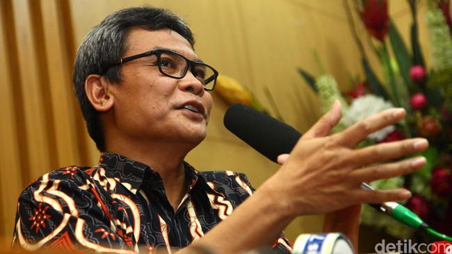 Ketiganya akan menjadi Plt Komisioner KPK menyusul ditetapkanya Abraham Samad dan Bambang Widjojano sebagai tersangka di kepolisian.