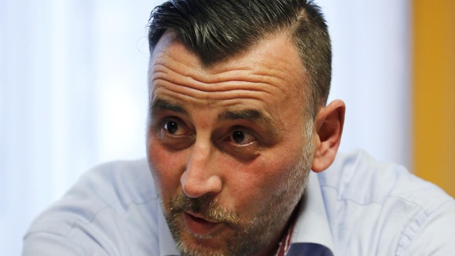 Foto pemimpin PEGIDA, gerakan anti-Islam di Jerman, berpose sebagai Hitler dengan model kumis dan rambut yang sama, menyebar di media.