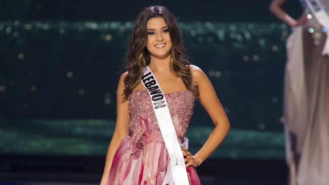 Gaun Malam dan Perempuan Cantik di Preliminary Miss Universe