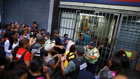 Profesi Baru di Venezuela: Tukang Antre
