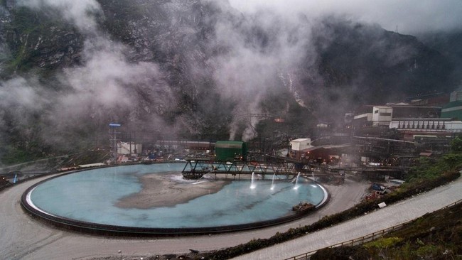 Menteri ESDM Sudirman Said bersama Menteri Pekerjaan Umum dan Perumahan Rakyat Basuki Hadimuljono akan menilai kelaikan pembangunan smelter di Papua.