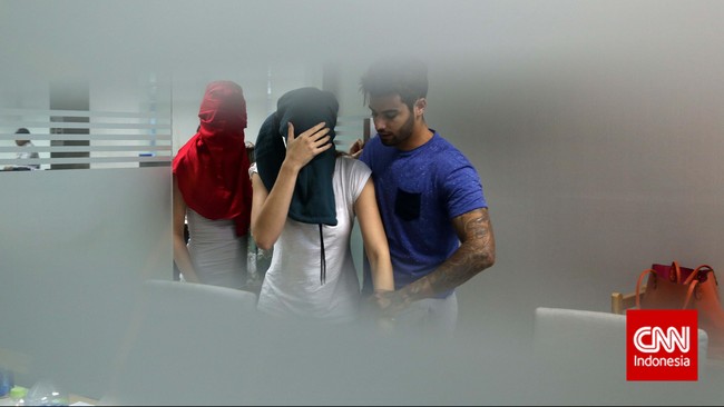 Tujuh WNA yang berprofesi sebagai model foto ditangkap Kantor Imigrasi Jakarta Selatan karena menyalahgunakan visa turis untuk bekerja. 